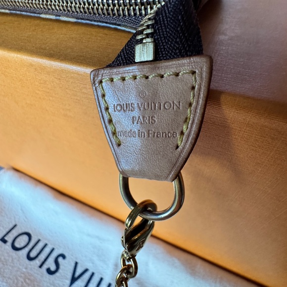 Louis Vuitton Pouchette with new LV gold Crossbody chain - Picture 7 of 15